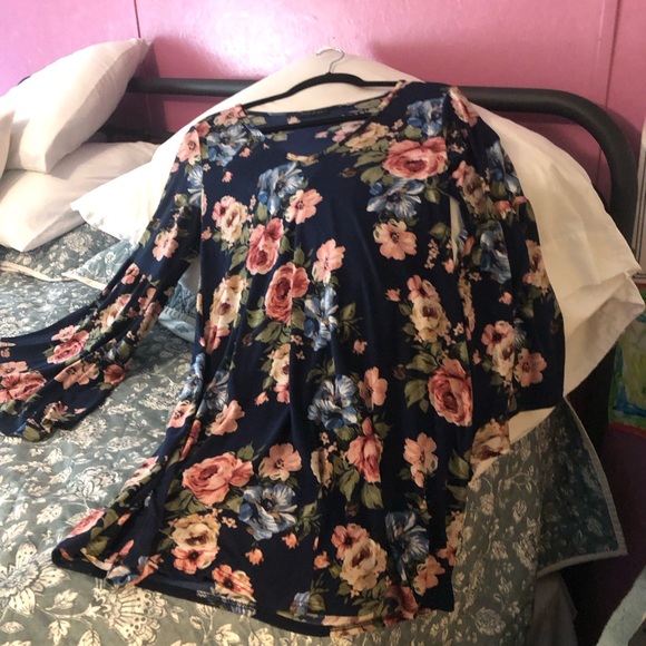 Floral V-Neck Women's Top - Picture 4 of 7